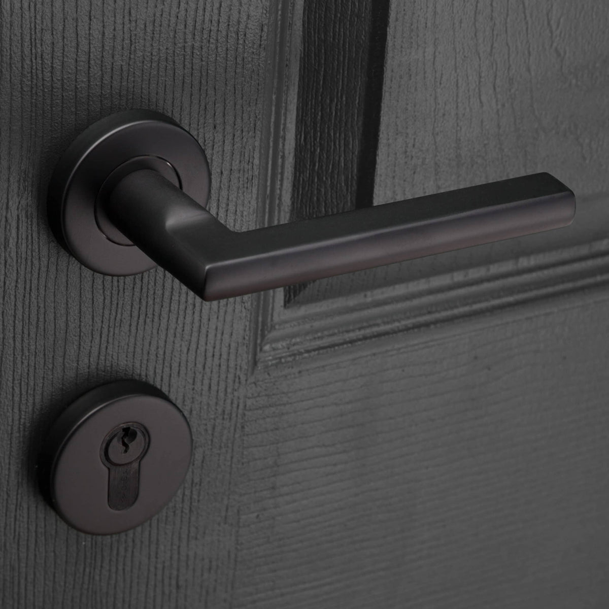 PELLO LEVER ON ROUND ROSE BLACK WITH ESCUTCHEONS